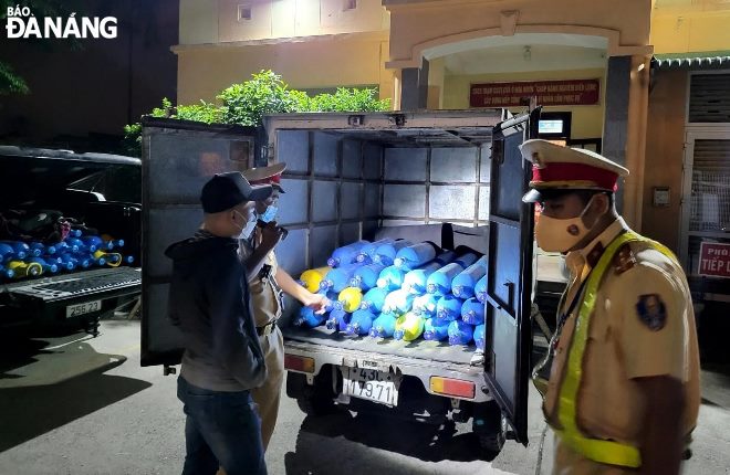 The metal cylinders containing laughing gas are seized by Da Nang police. Photo: L.H