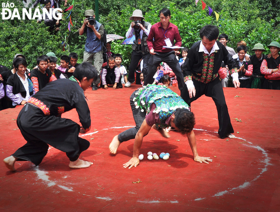 A folk game of the Meo ethnic minority group during the festival.