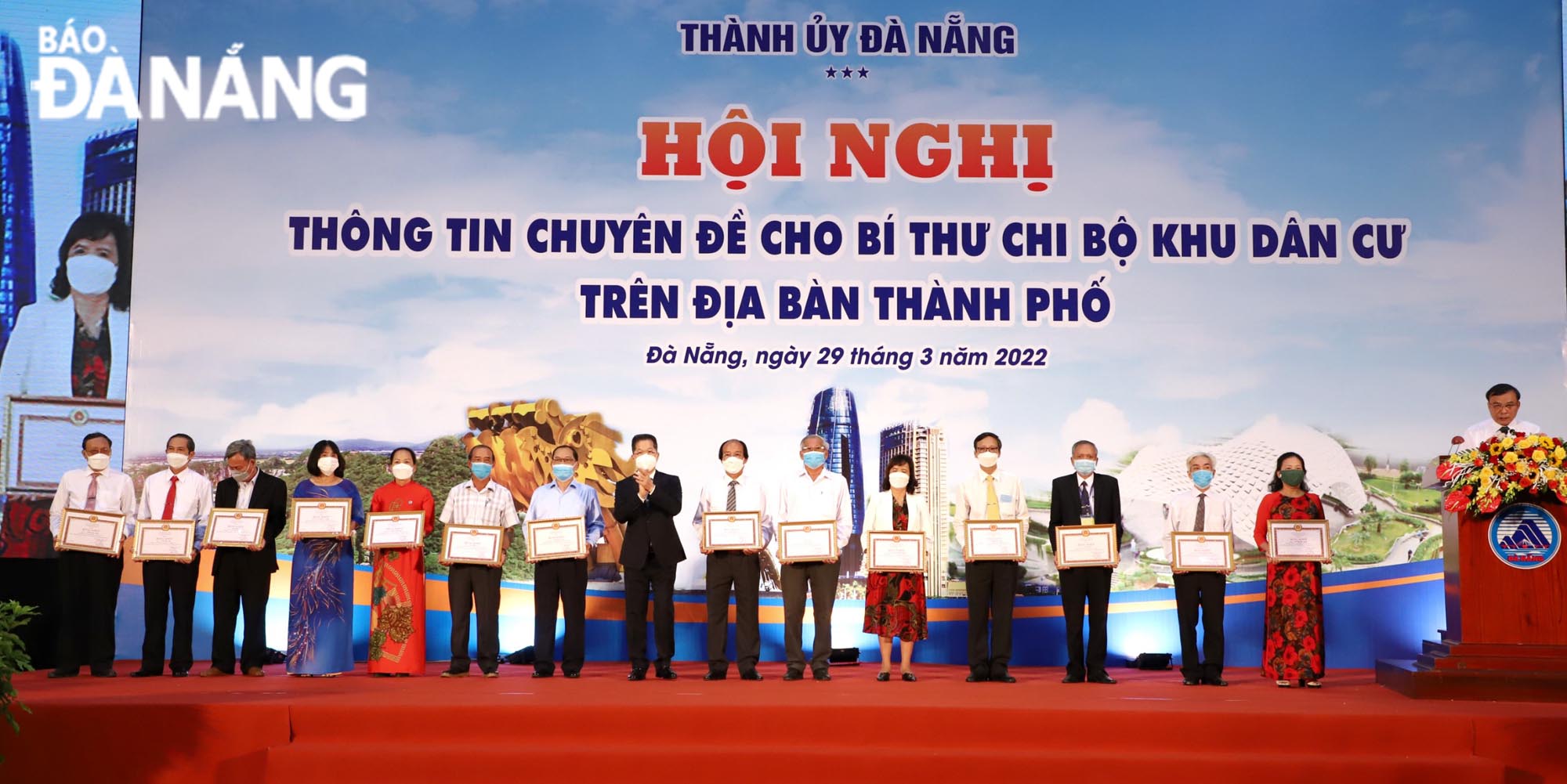 Bí thư Thành ủy Nguyễn Văn Quảng trao bằng khen của Ban Thường vụ Thành ủy cho 14 cá nhân xuất sắc. Ảnh: NGỌC PHÚ