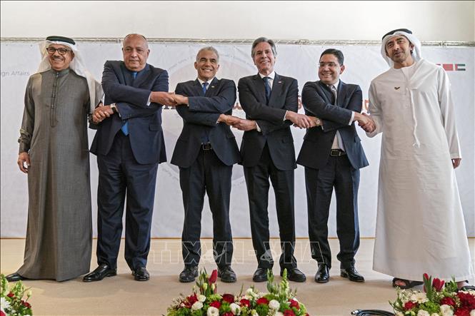 Ngoại trưởng Bahrain Abdullatif bin Rashid al-Zayani, Ngoại trưởng Ai Cập Sameh Shoukry, Ngoại trưởng Israel Yair Lapid, Ngoại trưởng Mỹ Antony Blinken, Ngoại trưởng Maroc Nasser Bourita và Ngoại trưởng UAE Sheikh Abdullah bin Zayed al-Nahyan chụp ảnh chung tại Hội nghị cấp cao Negev ở Israel, ngày 28/3/2022. Ảnh: AFP/TTXVN