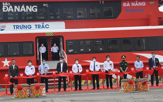 Da Nang People's Committee Vice Chairman Tran Phuoc Son (5th, right), Quang Ngai Provincial People's Committee Chairman Dang Van Minh (6th, right), and leaders of departments and branches cutting the ribbon to open the Da Nang - Ly Son waterway tourism route. Photo: THANH LAN