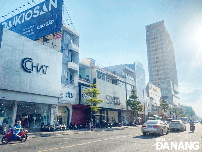 Le Duan fashion specialised street in Hai Chau District is one of the beautiful routes, attracting tourists arriving in Da Nang. Photo: QUYNH TRANG