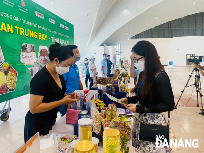 A trade show offers a valuable opportunity for manufacturers to introduce their products and services in a bid to make new sales and connect with customers. IN PHOTO: Some distributors who are participating in the trade show collecting contact information of manufacturers as they get customers to trust their products.  