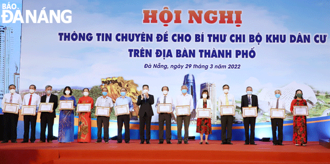 Bí thư Thành ủy Nguyễn Văn Quảng (giữa) trao bằng khen của Ban Thường vụ Thành ủy cho 14 bí thư chi bộ có những đóng góp xuất sắc. Ảnh: NGỌC PHÚ