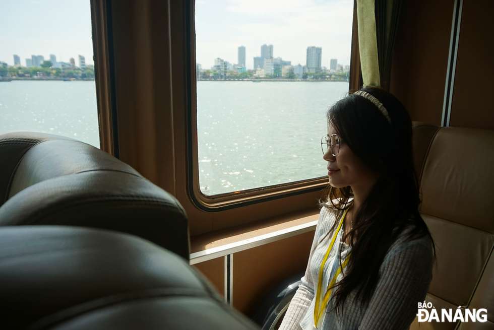 Passengers can enjoy the romantic view of the Han River from the ship's cabin windows.