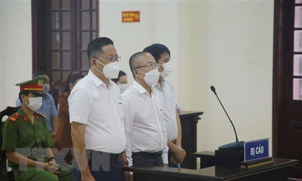 Ba bị cáo Lê Anh Dũng, Phan Bùi Bảo Thi và Nguyễn Huy tại phiên tòa xét xử sơ thẩm vụ án Lợi dụng các quyền tự do dân chủ xâm phạm quyền, lợi ích hợp pháp của cá nhân. (Ảnh: Thanh Thủy/TTXVN)