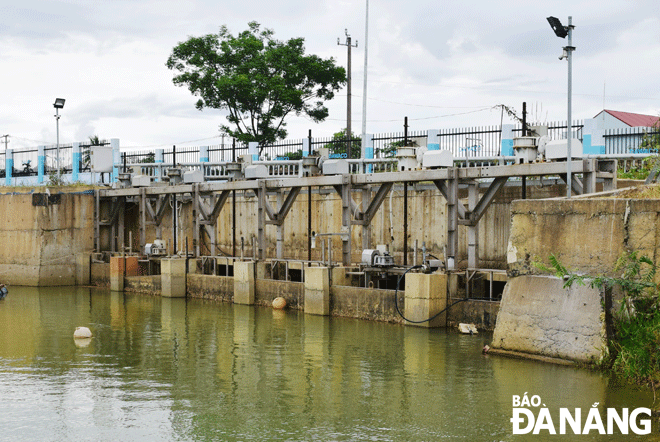 Automatic salinity monitoring data and a control system for collecting fresh water on the river surface will be integrated into the ENSURE Da Nang Centre project for convenient command and control in the future. Photo: HOANG HIEP