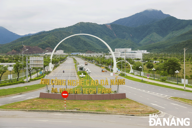 The flexibility in the expenditure control and payment has signficantly contributed to speeding up the disbursement of public investment capital. In the photo: An entrance road to the Da Nang Hi-Tech Park. Photo: MAI QUE