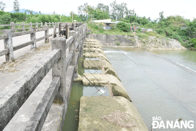 Đập dâng Hà Thanh (thị xã Điện Bàn, tỉnh Quảng Nam) đã được nâng cao trình ngưỡng tràn của các cửa van làm mực nước sông Yên tại đập dâng An Trạch luôn cao từ đầu năm 2022 đến nay. Ảnh: HOÀNG HIỆP
