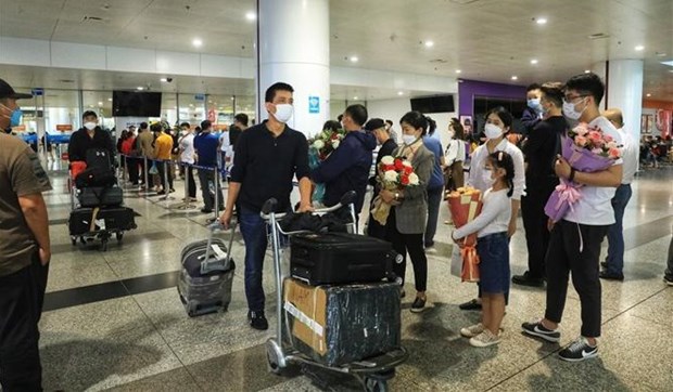 Nearly 1,700 Vietnamese people return home safely from Ukraine (Photo: VNA)