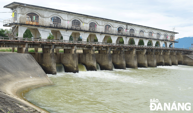 Although the water levels at the An Trach Dam always remain high, the gate valves have not been operated effectively in pushing the saltwater out of the Cam Le River at the intake of raw water into the Cau Do (Red Bridge) Water Supply Plant. Photo: HOANG HIEP