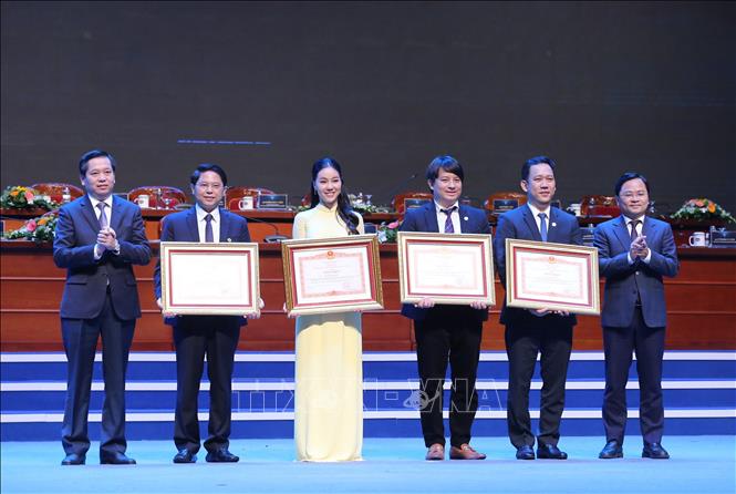 Bí thư thứ nhất TW Đoàn TNCS Hồ Chí Minh Nguyễn Anh Tuấn trao tặng Bằng khen của Thủ tướng Chính phủ cho các cá nhân của Hội Doanh nhân trẻ Việt Nam trong công tác phòng, chống dịch bệnh COVID-19. Ảnh: Minh Đức/TTXVN