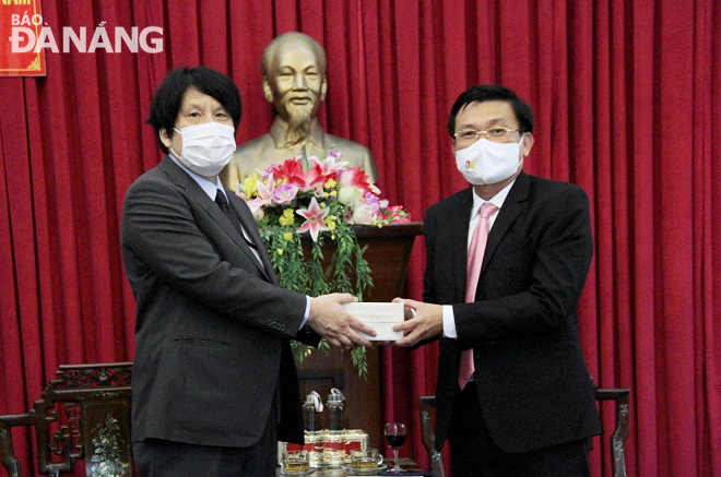 Standing Vice Chairman of the Da Nang Committee of the Viet Nam Fatherland Front Tran Viet Dung (right) wished the Japanese Consul General Yakabe Yoshinori to continue promoting cultural exchange activities between Japan and Da Nang in the coming time. Photo: L.P
