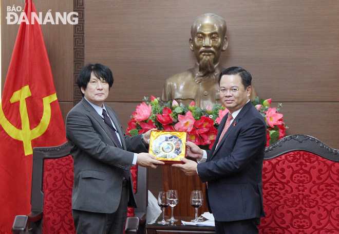 Standing Vice Chairman of the Da Nang People's Council Le Minh Trung (right) warmly receiving the Japanese Consul General Yakabe Yoshinori. Photo: L.P