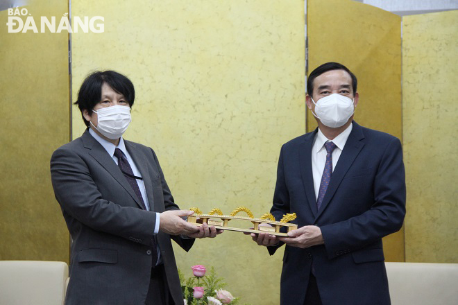 Chairman of the Da Nang People's Committee Le Trung Chinh (right) hoped that Mr. Yakabe Yoshinori will continue giving a helping hand to  Da Nang to promote the connections with Japanese partners and businesses. Photo: L.P
