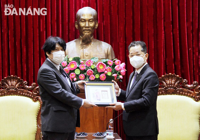 Da Nang Party Committee Secretary Nguyen Van Quang (right) presenting a momento to Consul-General of Japan in Da Nang Yakabe Yoshinori during their Thursday meeting. Photo: L.P