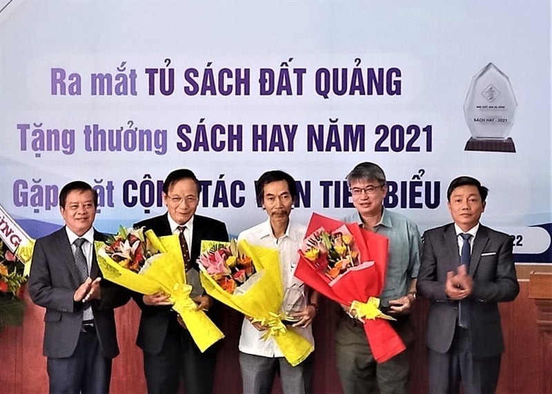 Ra mắt Tủ sách đất Quảng và tặng thưởng sách hay năm 2021