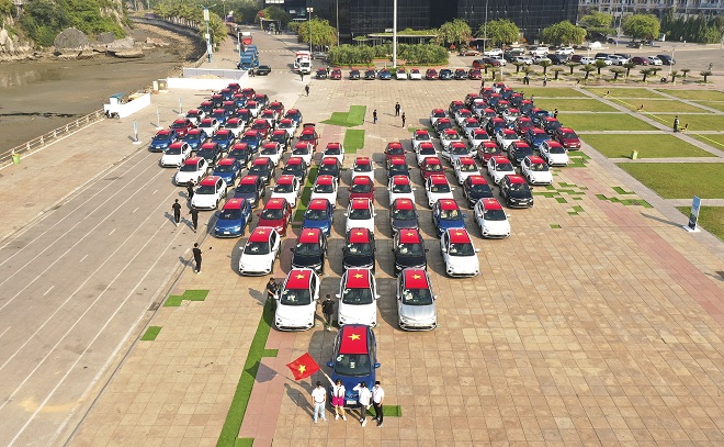 Kỷ lục Việt Nam: 100 xe ô-tô điện VF e34 chinh phục địa đầu tổ quốc