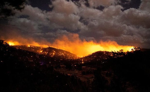 Cháy rừng dữ dội tại Mỹ, bão tuyết trái mùa ở Canada