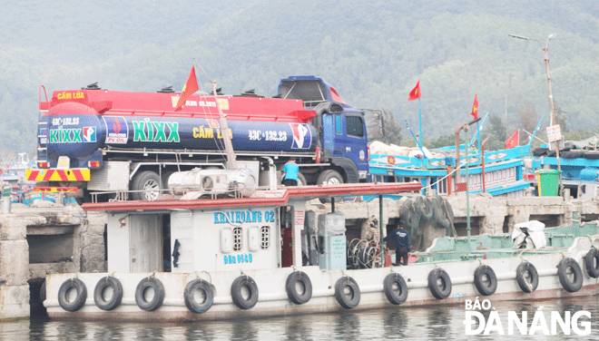 Giá xăng, dầu tăng khiến nhiều ngư dân lo lắng khi vươn khơi đánh bắt.  Trong ảnh: Một đơn vị đang cung cấp nhiên liệu cho tàu ra khơi. Ảnh: V. HOÀNG