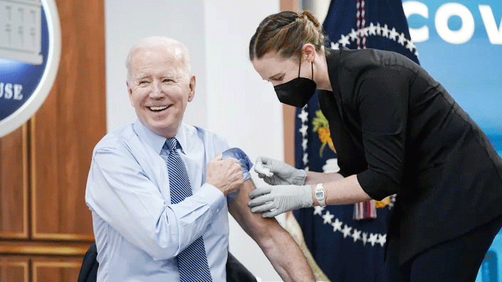 Tổng thống Mỹ Joe Biden tiêm mũi tăng cường thứ hai vắc-xin ngừa Covid-19 tại Nhà Trắng ngày 30-3. Ảnh: AP