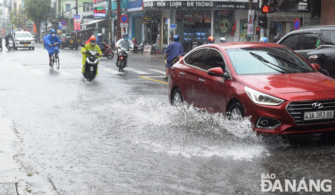 Một số vị trí trên các tuyến đường ở trung tâm thành phố bị ứ đọng nước mưa. Ảnh: HOÀNG HIỆP