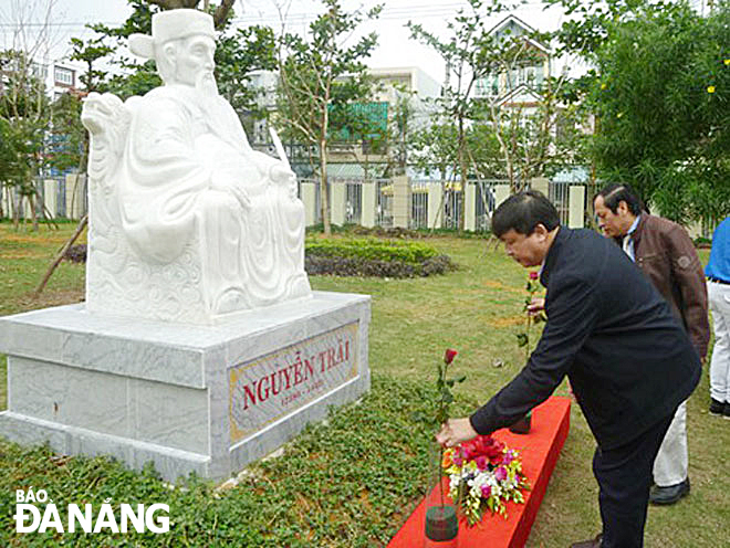 Chủ tịch Hội Sử học Đà Nẵng Bùi Văn Tiếng dâng hoa tại tượng Nguyễn Trãi. Ảnh: HẢI CHÂU