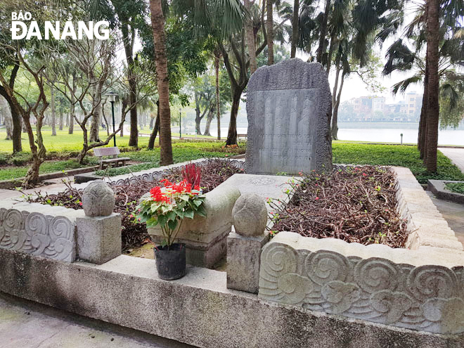 Mộ Trần Tế Xương ở vườn hoa Hồ Vị Xuyên, thành phố Nam Định. Ảnh: V.T.L