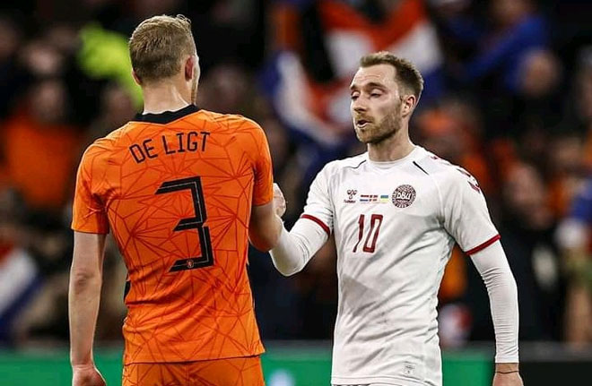 De Ligt bắt tay Eriksen sau trận Hà Lan thắng Đan Mạch 4-2 tại Amsterdam ngày 26-3. Ảnh: AFP