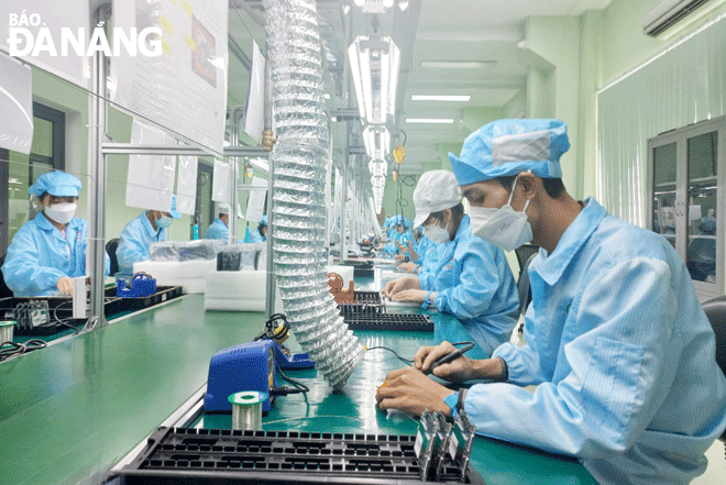 The economy in the first quarter of 2022 showed many signs of prosperity, bringing positive results in the process of socio-economic recovery of the city. Here is a scene of tablet production at Trung Nam EMS Joint Stock Company based in the Da Nang Hi-Tech Park. Photo: TRIEU TUNG