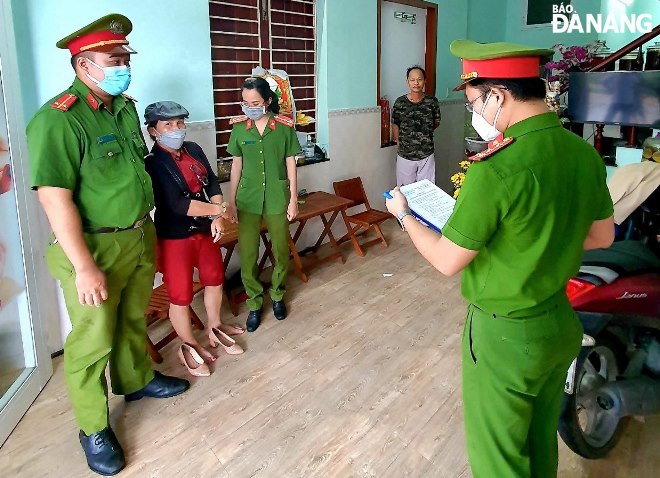 Cơ quan Cảnh sát điều tra Công an quận Liên Chiểu thực hiện lệnh bắt tạm giam đối tượng  Nguyễn Thị Minh Diệp (thứ 2, trái sang). Ảnh: L.H