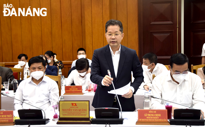 Secretary of the Da Nang Party Committee Nguyen Van Quang speaking at the meeting