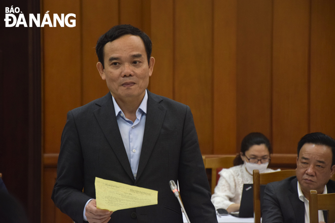 Secretary of the Hai Phong Party Committee Tran Luu Quang at the meeting