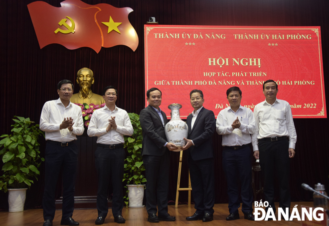 Leaders of Da Nang and Hai Phong exchanging souvenir gifts. Photo: TRUNG HUY