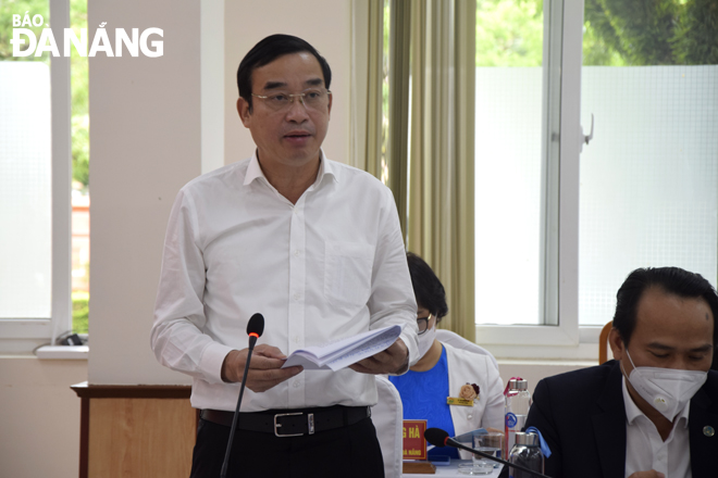 Chủ tịch UBND thành phố Lê Trung Chinh báo cáo tại hội nghị. Ảnh: TRỌNG HUY