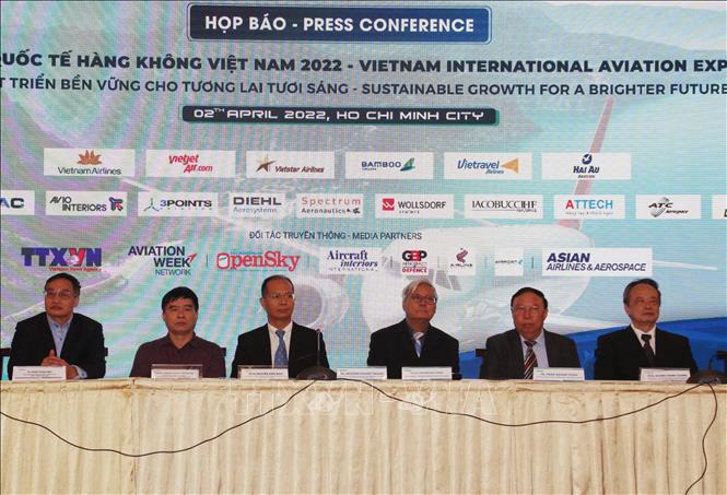 Đại diện Ban tổ chức chủ trì phiên hỏi - đáp tại họp báo công bố Triển lãm Quốc tế Hàng không Việt Nam – VIAE 2022 và thị trường hàng không.