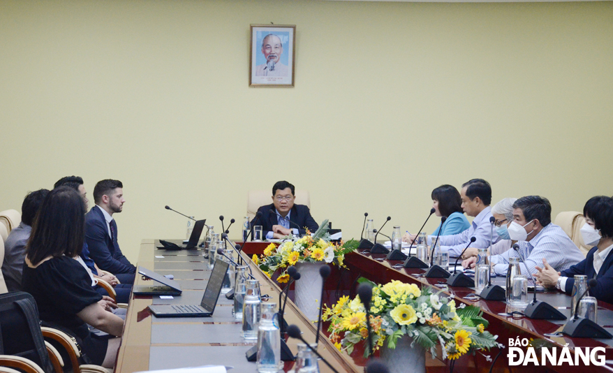 Vice Chairman of the Da Nang People's Committee Tran Phuoc Son speaking at the meeting.