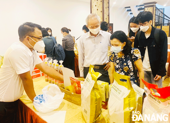 Da Nang is rapidly restoring face-to-face trade promotion activities to increase connection efficiency. Product introduction activities are seen at a conference connecting trade between Da Nang and Quang Tri Province on March 25. Photo: QUYNH TRANG