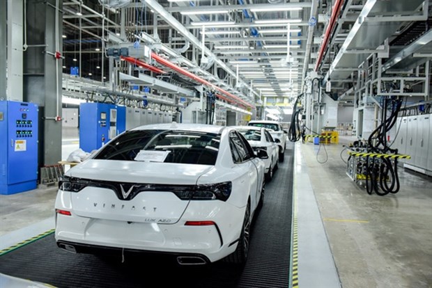 An automobile production line of VinFas. Local carmakers and assemblers will soon enjoy the extension of excise tax payment. (Photo: nld.com.vn)