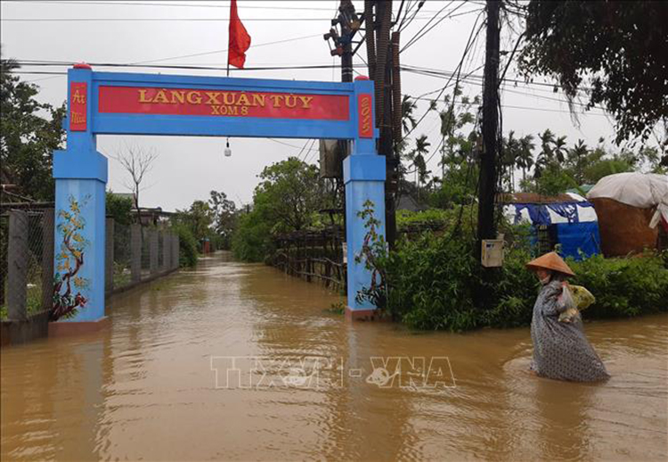 Nhiều tuyến giao thông tại huyện Quảng Điền (Thừa Thiên - Huế) ngập sâu. Ảnh: TTXVN phát