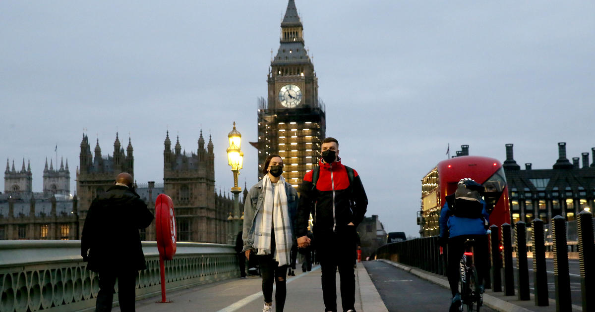 Người dân đeo khẩu trang phòng dịch ở London, Anh. Ảnh: CBS News