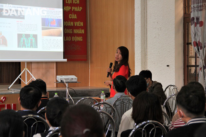 A Hospital 199 doctor delivers a speech about the impact of post-COVID-19 on health. Photo: L.P