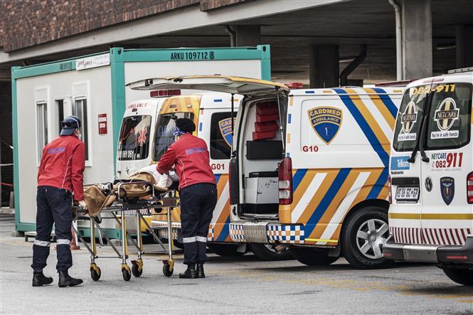 Nhân viên y tế chuyển bệnh nhân Covid-19 tới bệnh viện ở Port Elizabeth, Nam Phi. Ảnh: AFP/ TTXVN