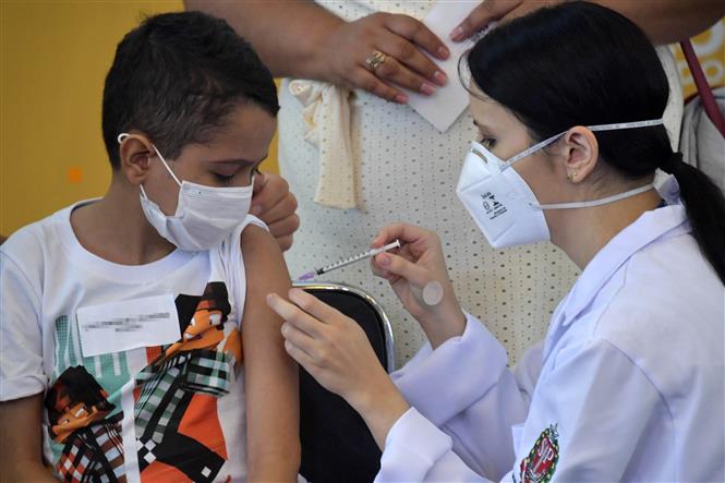 Nhân viên y tế tiêm vaccine phòng Covid-19 cho trẻ em tại Sao Paulo, Brazil, ngày 14-1-2022. Ảnh: AFP/ TTXVN