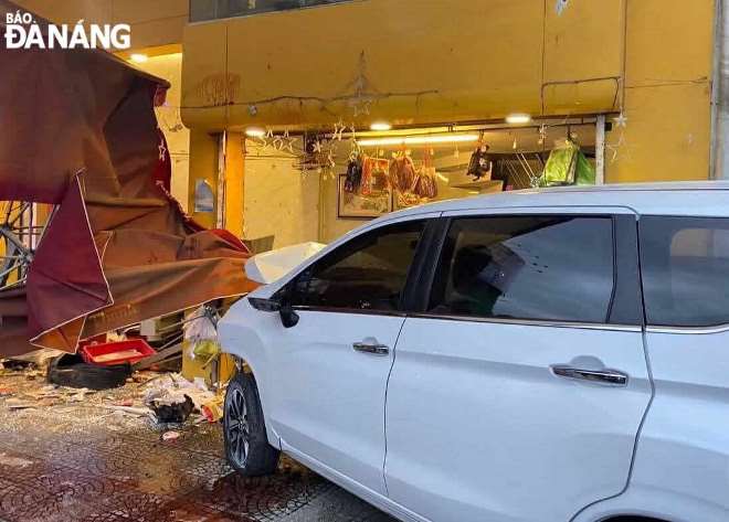 A scene of the road traffic accident on Dien Bien Phu Street on Sunday