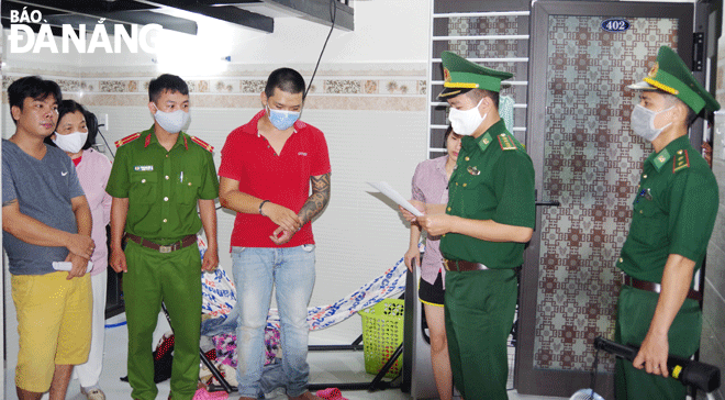 The Da Nang Port Border Guard Force caught red-handed the suspect Doan Le Ngoc Anh illegally possessing narcotics. Photo: DOAN QUANG