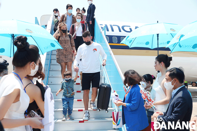 Routes Asia 2022 will open up a golden opportunity for Da Nang to connect with major airlines around the world. IN THE PHOTO: Passengers on the first international commercial flight to Da Nang receiving warm welcome from leaders of the municipal Department of Tourism right at Da Nang International Airport since the COVID-19 pandemic. Photo: HA KHUE