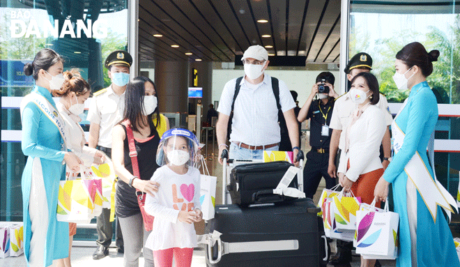 Da Nang welcomed its first international visitors at the Da Nang International Airport on March 27 after two years of disruption due to COVID-19. Photo: THU HA