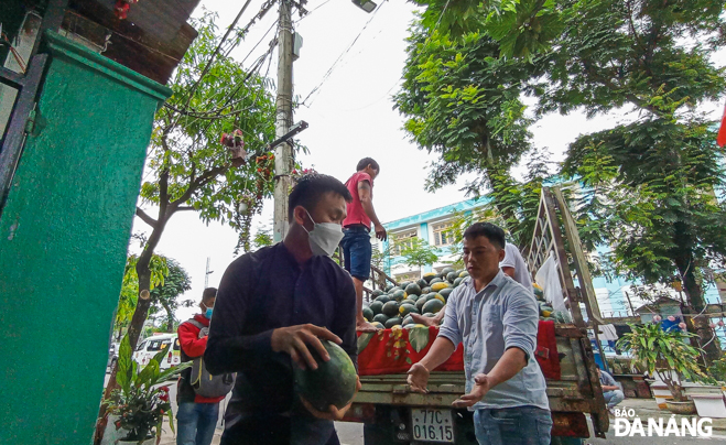 The Sen Viet Charity Club in Binh Dinh Province went to Da Nang to buy watermelons and then freely distribute them to local needy people. Photo: XUAN SON