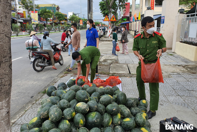 Members of the Youth Union organisation of Lien Chieu District’s Public Security Department supported the consumption of two tonnes of watermelons to help farmers in Quang Nam Province. Photo: P.V